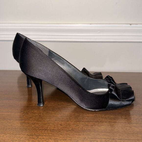 Stuart Weitzman Black Gigi Ritz Peep Toe Heels, Size 8 - Picture 5 of 12